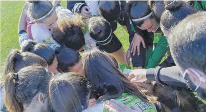  ??  ?? Las jugadoras del Femenino Cáceres, haciendo piña antes del último partido en casa.