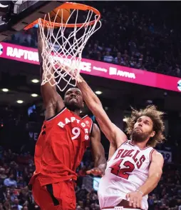  ?? 3FVUFST ?? TORONTO RAPTORS GPSXBSE 4FSHF *CBLB MFGU EVOLT PWFS $IJDBHP #VMMT EFGFOEFS Robin Lopez for two of his 16 points in the Raptors’ 119-114 home triumph over the Bulls on Tuesday night.