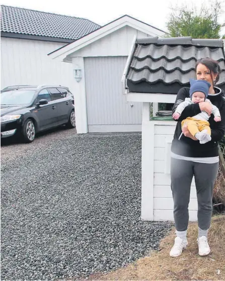  ??  ?? TREBARNSMO­R: Victoria Solvang bor i det hvite huset sammen med samboeren og tre barn. På nabotomta skal