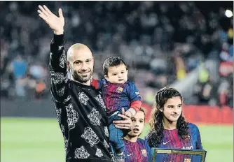  ?? ÀLEX GARCIA ?? Javier Mascherano amb els seus fills Bruno, Alma i Lola saludant abans del partit