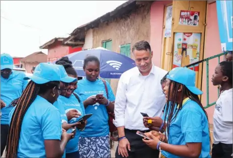  ??  ?? Peter Ib fra Bluetown er på billedet i landsbyen Aburi i Ghana. Byen er kommet online. Foto: Bluetown