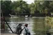  ?? ALLEX QOMARULLA/JAWA POS ?? DAERAH RAWA: Warga memancing di lokasi kemunculan buaya di Ekowisata Mangrove Wonorejo.