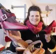  ??  ?? Isabell Peuker verkauft spanische Schuhe. Sie hofft auf Touristen.