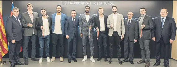  ?? FOTO: FCB ?? Campeones de Europa en el palco Los cinco azulgrana que ganaron el oro con la selección de balonmano y los franceses que conquistar­on el bronce, con los directivos