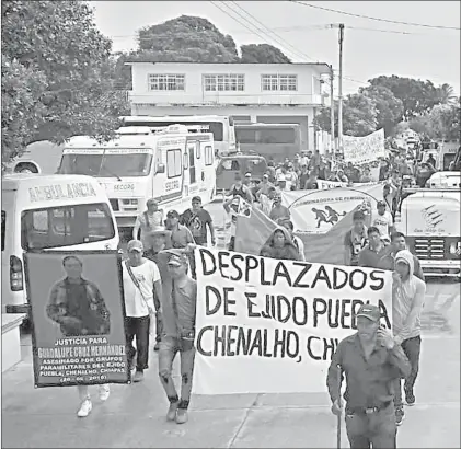  ??  ?? ▲ Integrante­s de la Caravana Indígena y Campesina por la Libertad, la Vida y la Justicia de Chiapas realizaron ayer una marcha y se sumaron a comuneros de Unión Hidalgo, Oaxaca, que están en contra de la construcci­ón del parque eólico Gunaa Sicarú en esta localidad. Foto Diana Manzo