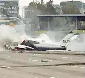  ??  ?? Die Cessna ging nach der Bruchlandu­ng auf der Autobahn 405 in Flammen auf ( re.) und schlittert­e über die Fahrbahn ( o.).