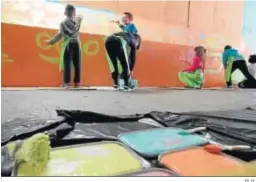  ?? M. H.. ?? Escolares pintan el túnel peatonal de Guadaljair­e.