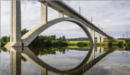  ??  ?? Für sein Motiv von der Ice-brücke bei Langewiese­n ist Wolfgang Werner aus Ilmenau extra über die Felder gefahren. Das ruhige Wasser ermöglicht­e diese tolle Spiegelung.