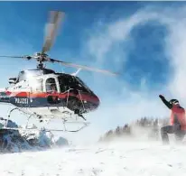  ?? FEST ?? Oben: Karner (Dritter von links) mit den Piloten. Rechts: Bei der Übung auf dem Nassfeld wurde auch das Einweisen geübt