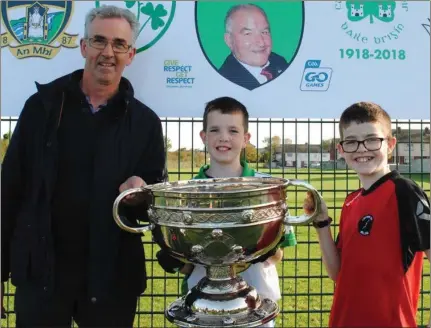  ??  ?? The Crowe family from Stamullen hold the Sam Maguire cup aloft at the Sean Cromwell Memorial Tournament