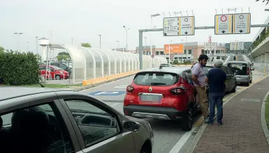  ?? Sosta selvaggia ?? Gli automobili­sti parcheggia­no ai lati delle strade per non sostare nei park a pagamento (Foto Errebi)