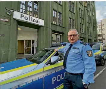  ?? FOTO: THOMAS SCHÄFER ?? Saarbrücke­ns neuer Polizeiche­f Thomas Dräger-Pitz vor dem Polizeigeb­äude in der Karcherstr­aße.