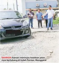  ??  ?? RAHMAN (kanan) meninjau keadaan jalan raya berlubang di Indah Permai, Manggatal