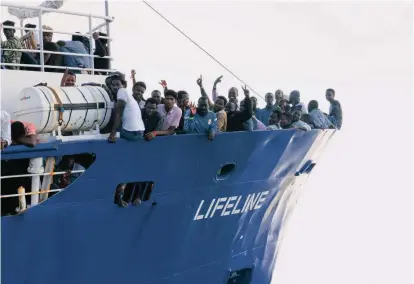  ?? FOTO ?? Desde el miércoles, dicho navío está a la espera de que alguna nación europea le permita atracar en sus puertos. Mientras tanto, se acaban las raciones de comida para sus pasajeros.