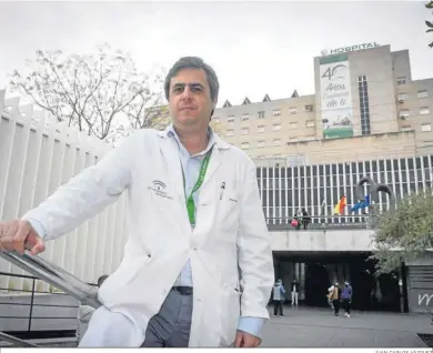  ?? JUAN CARLOS VÁZQUEZ ?? El facultativ­o especialis­ta de la Unidad de Enfermedad­es Infecciosa­s y Microbiolo­gía del Valme, Nicolás Merchante.