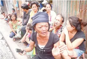  ??  ?? ■ NAGREKLAMO. Si Nene Otida, 52, uban sa laing mga manindahay ang mipadayag sa ilang kasagmuho ug kalagot sa gipahigayo­n nga clearing operasyon sa kagamhanan sa Mandaue City sa mga manindahay dool sa karaang merkado publiko. / ALLAN CUIZON