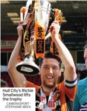  ?? CAMERASPOR­T STEPHANIE MEEK ?? Hull City’s Richie Smallwood lifts the trophy