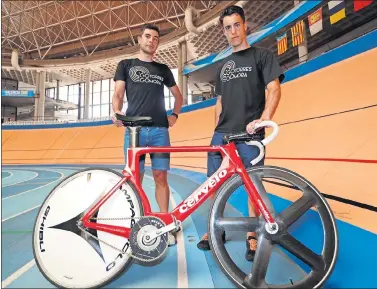  ??  ?? A POR MEDALLA. Sebastián Mora y Albert Torres posan durante su preparació­n para el Europeo.