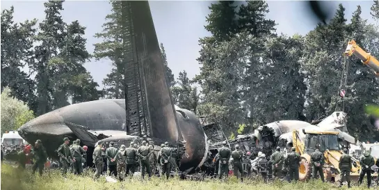  ?? RYAD KRAMDI/AFP ?? Tragédia. Equipes de resgate trabalham ao redor dos destroços do Ilyuchin que caiu após decolar da base aérea de Boufarik, a 30 quilômetro­s de Argel