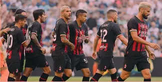  ?? ?? Già pronti La gioia dei rossoneri dopo il gol di Messias (al centro) contro il Marsiglia, battuto 2-0 il 31 luglio