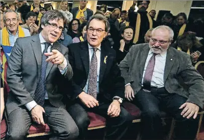  ?? YVES HERMAN / REUTERS ?? Carles Puigdemont, Artur Mas y el exconselle­r Lluís Puig, ayer en un mitin de JxCat en Bruselas