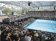  ??  ?? Volles Haus: Thiem und Nadal beim Schauwettk­ampf in Adelaide