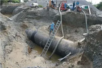  ?? JOSÉ JUSTO FÉLIZ ?? En la parte baja de este tubo fue detectada la avería del acueducto Valdesia.