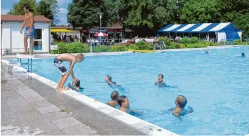  ?? Archivfoto: Romi Löbhard ?? Das Freibad in Prittrichi­ng ist ein beliebter Treffpunkt. 2016 wurden dort insgesamt rund 100 Schwimmsch­eine für Kinder und Ju gendliche abgenommen.