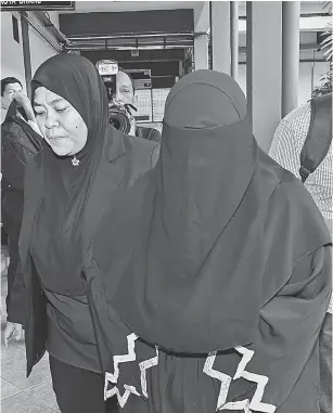  ?? — Gambar Bernama ?? TIDAK MENGAKU SALAH: Natasya (kiri) mengaku tidak bersalah terhadap 31 pertuduhan memal sukan dokumen dan pecah amanah barang kemas bernilai RM494,554 di Mahkamah Sesyen Kota Bharu semalam.