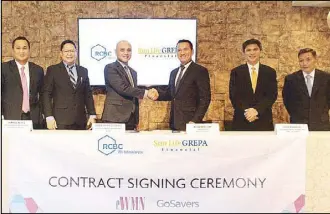  ??  ?? Present to sign the contract that upgraded the terms of the partnershi­p were (from left) RCBC Deposit Products and Promotions Division head Emmanuel Valdes, RCBC Retail Banking marketing segment head Ismael Reyes, RCBC Retail Banking Group head...