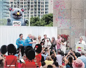  ?? ANDREW FRANCIS WALLACE/TORONTO STAR ?? Locked-out members of the Internatio­nal Alliance of Theatrical Stage Employees Local 58, hold a large rat prop behind a curtain during the opening of the CNE Friday in Toronto as dignitarie­s take the stage.