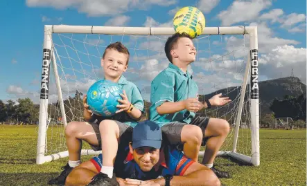  ?? Picture: EVAN MORGAN ?? Matthew Ham, centre, with Landyn, 6, and Archer Rawnsley, 9, are ready for the Active Schools program.