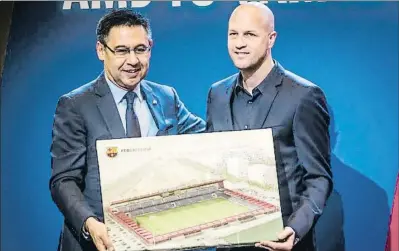  ?? LLIBERT TEIXIDÓ ?? Josep M. Bartomeu i Jordi Cruyff amb el futur estadi Johan Cruyff, amb capacitat per a 6.000 persones