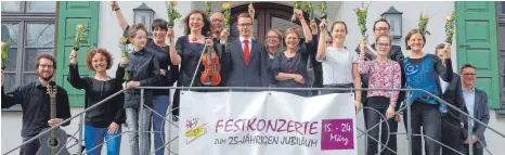  ?? FOTO: JUTTA KRIEGLER ?? Musiklehre­r und junge Talente haben im Rahmen der Kammermusi­k-Jubiläums-Festwoche mit ihrem Können beeindruck­t, darunter die besten Schüler der Musikschul­e Blaubeuren-Laichingen-Schelkling­en. Die Festwoche dauert noch bis zum kommenden Sonntag mit vier weiteren Konzerten. Rechts außen ist Musikschul­leiter Tim Beck, der am Sonntag, 4. August mit seiner Band auf der Sommerbühn­e am Blautopf auftritt – zusammen mit Living Harmony. Der Karten-Vorverkauf für die Sommerbühn­en-Saison (12. Juli bis 10. August) hat begonnen (www.sommerbueh­ne.com).