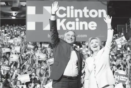  ??  ?? La virtual candidata demócrata a la presidenci­a de Estados Unidos, Hillary Clinton, y su compañero de fórmula, Tim Kaine, realizaron ayer una gira poselitist­a por Florida. Es la primera aparición pública juntos, luego de que el viernes pasado se dio a...