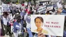  ??  ?? Die landesweit­en Proteste in Myanmar dauern an. Die Demonstran­ten fordern die Freilassun­g von Aung San Suu Kyi