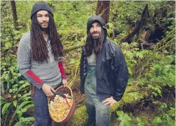  ?? CHRISTOPHE­R POUGET ?? Wolf in the Fog’s Joel Ashmore and Jorge Barandiara­n forage for chanterell­es and other wild mushrooms in the rainforest.