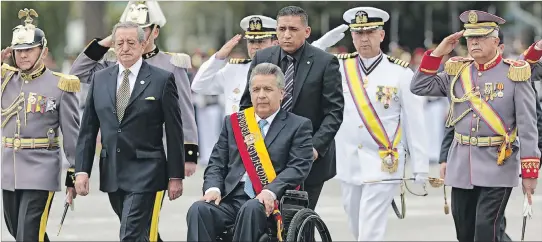  ?? HENRY LAPO / EXPRESO ?? Acto. El presidente de la República, Lenín Moreno, asistió a la posesión de la nueva cúpula militar. Roque Moreira (d) asumió el cargo de jefe del Comando Conjunto de las Fuerzas Armadas.