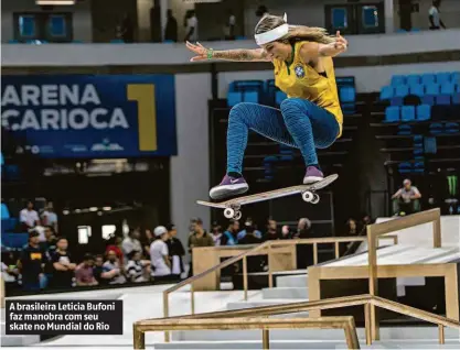  ?? Ricardo Borges/folhapress ?? A brasileira Leticia Bufoni faz manobra com seu skate no Mundial do Rio