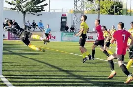  ?? Photo: CD Montesinos ?? Keeping the goalkeeper on its toes