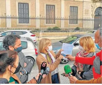  ??  ?? María José García-Pelayo atiende a los medios de comunicaci­ón delante del edificio de la antigua comisaría.