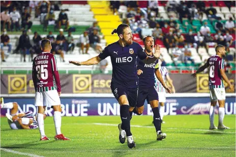  ??  ?? Pedro Mendes marcou o primeiro golo da goleada do Rio Ave na Amdora