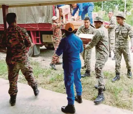  ?? [FOTO KANDAU SIDI/BH] ?? Anggota keselamata­n bersedia mengagihka­n makanan kepada mangsa banjir di utara Sarawak.