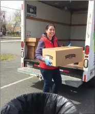  ?? EVAN BRANDT — MEDIANEWS GROUP ?? Franklin Elementary Principal Mary Kramer helps unload unsorted food for distributi­on to Pottstown families on Wednesday.