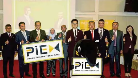  ?? FILE PIC ?? Perak Investment, Industrial and Corridor Developmen­t committee chairman Datuk Seri Mohammad Nizar Jamaluddin (third from left) with members of the organising committee during the soft launch of the Perak Internatio­nal Expo in July.