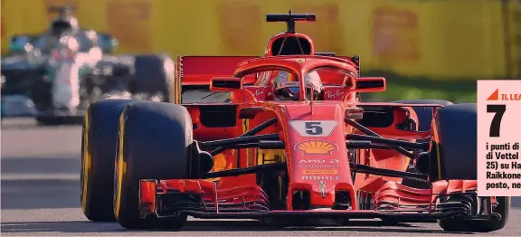  ?? AFP ?? Sebastian Vettel vola con la sua Ferrari SF71H verso la vittoria del GP di Australia disputato una settimana fa, vanamente inseguito dalla Mercedes W09 di Lewis Hamilton