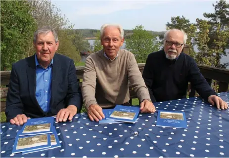  ?? Bild: SVEN-GUNNAR SVENSSON ?? LAXBOK. Rolf Lundberg, Krister Olson och Christian Aarsrud konstatera­r att den historiska tillbakabl­icken om laxen i Upperud och Håverud nu finns på pränt i en ny bok.