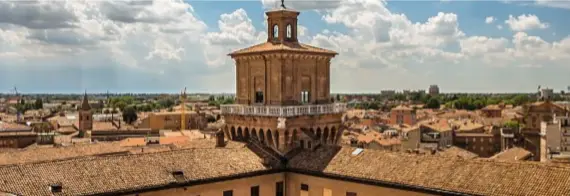  ??  ?? Il Castello Estense di Ferrara .Fu iniziato nel 1385.
DOVE
