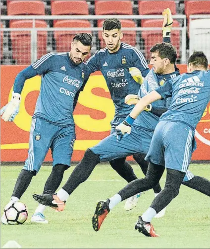  ?? FOTO: AFA ?? Gerro Rulli, en un entrenamie­nto junto al resto de porteros argentinos de la seleccción