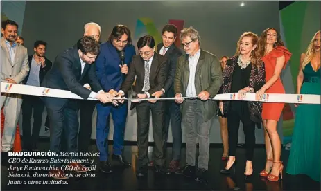 ??  ?? INAUGURACI­ÓN. Martín Kweller, CEO de Kuarzo Entertainm­ent, y Jorge Fontevecch­ia, CEO de Perfil Network, durante el corte de cinta junto a otros invitados.